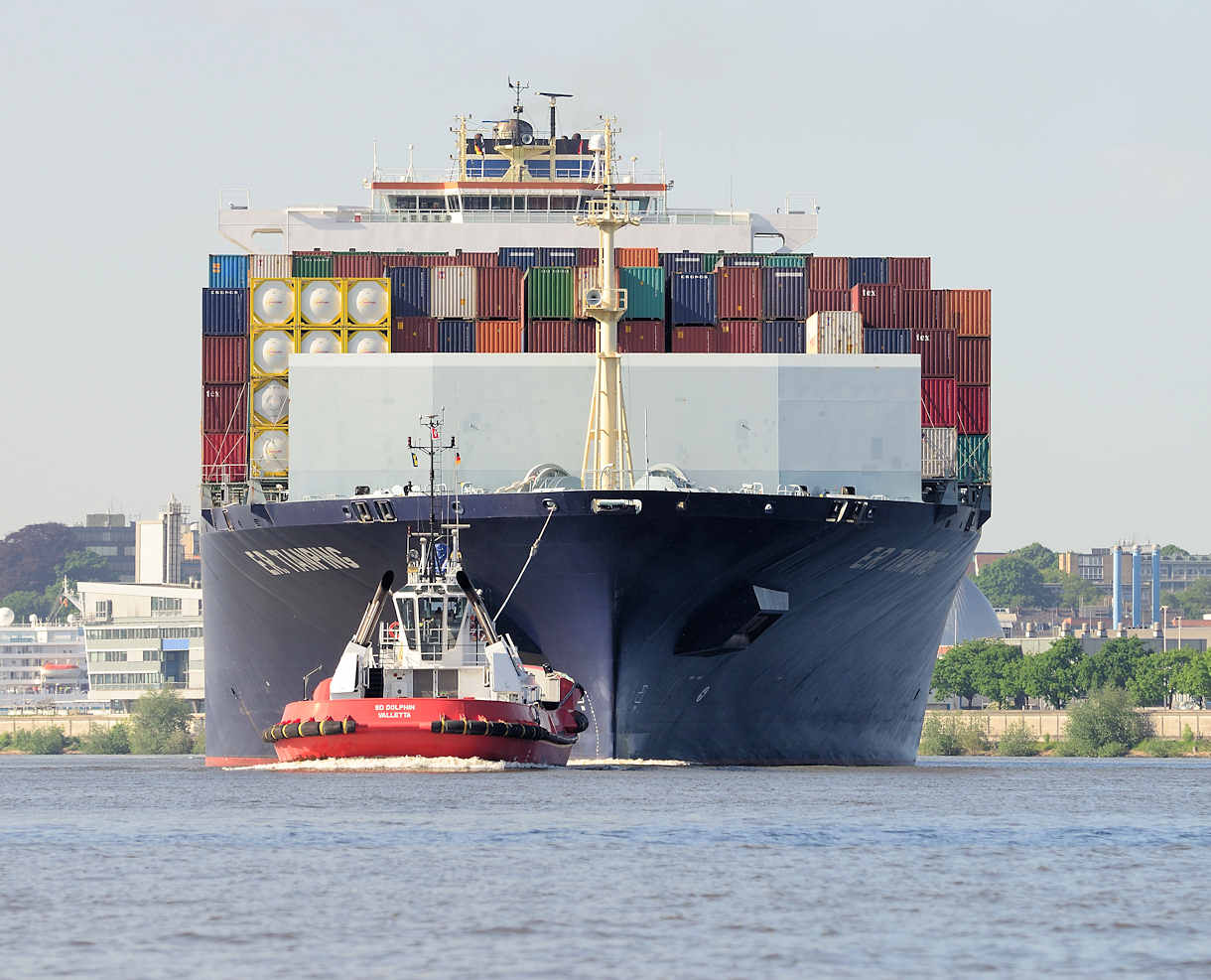 9265  Der Containerfrachter E.R. Tianping läuft in den Hamburger Hafen ein; ein Schlepper zieht das  | Schiffsbilder Hamburger Hafen - Schiffsverkehr Elbe